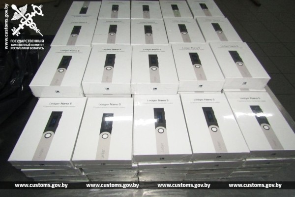 Мужчина хотел незаконно перевезти через границу 95 кошельков для криптовалюты. Брестские таможенники нашли тайники