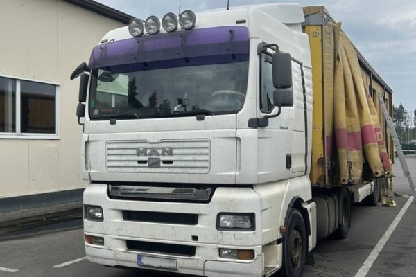 Тайник с 5000 пачками сигарет нашли в фуре под управлением белоруса Тайник с 5000 пачками сигарет нашли в фуре под управлением белоруса