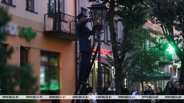 Каждый день жители и гости Бреста собираются на ул. Советской в ожидании зажжения фонарей Каждый день жители и гости Бреста собираются на ул. Советской в ожидании зажжения фонарей