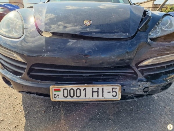 На белорусском аукционе активно торговались за битый Porsche. Какова финальная ставка? На белорусском аукционе активно торговались за битый Porsche. Какова финальная ставка?