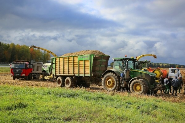 «Днёвка» — 168 рублей! Сколько зарабатывает механизатор на кормоуборочном комбайне John Deere «Днёвка» — 168 рублей! Сколько зарабатывает механизатор на кормоуборочном комбайне John Deere