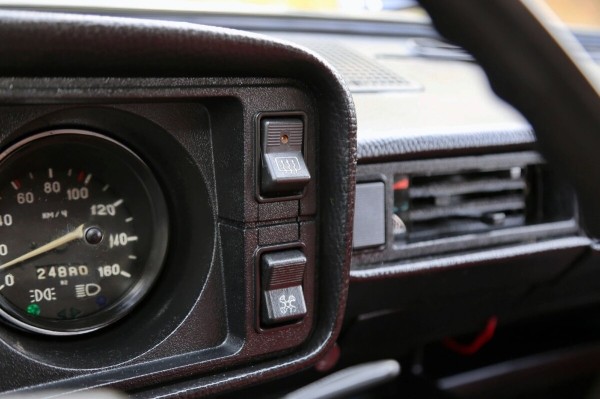 В одних руках с 1982 года! В Беларуси продают редкий ВАЗ-2105 с красным салоном В одних руках с 1982 года! В Беларуси продают редкий ВАЗ-2105 с красным салоном