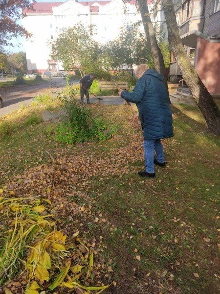 Жители микрорайона Речица показали, как наводят порядок около своего дома Жители микрорайона Речица показали, как наводят порядок около своего дома