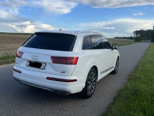 Белорус уговорил владельца Audi Q7 на солидную скидку, но купил машину в залоге Белорус уговорил владельца Audi Q7 на солидную скидку, но купил машину в залоге
