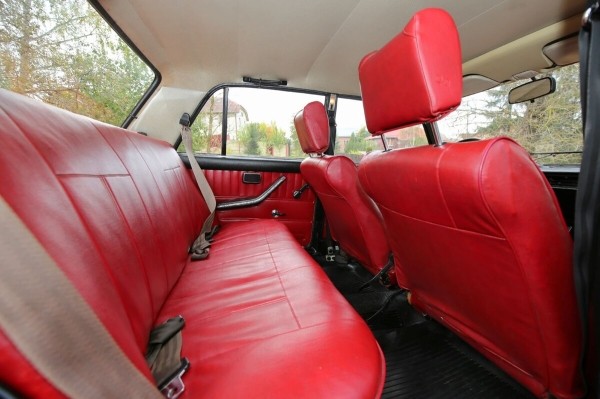 В одних руках с 1982 года! В Беларуси продают редкий ВАЗ-2105 с красным салоном В одних руках с 1982 года! В Беларуси продают редкий ВАЗ-2105 с красным салоном