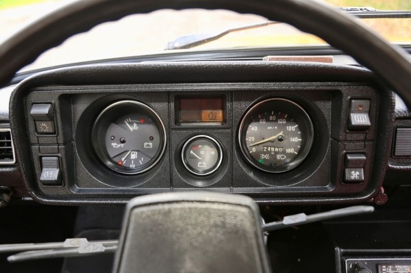 В одних руках с 1982 года! В Беларуси продают редкий ВАЗ-2105 с красным салоном В одних руках с 1982 года! В Беларуси продают редкий ВАЗ-2105 с красным салоном