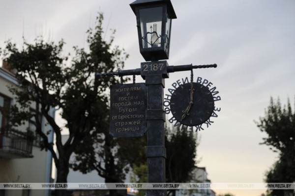 Каждый день жители и гости Бреста собираются на ул. Советской в ожидании зажжения фонарей Каждый день жители и гости Бреста собираются на ул. Советской в ожидании зажжения фонарей