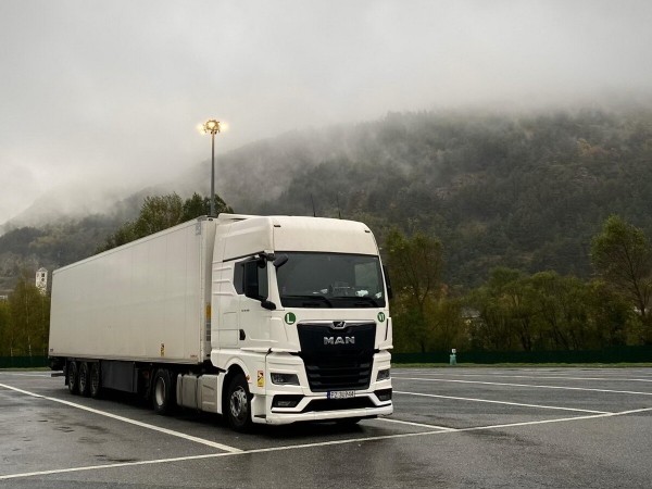 Белорус 10 лет работал водителем в МЧС, а потом стал дальнобойщиком. Вот что он рассказал Белорус 10 лет работал водителем в МЧС, а потом стал дальнобойщиком. Вот что он рассказал