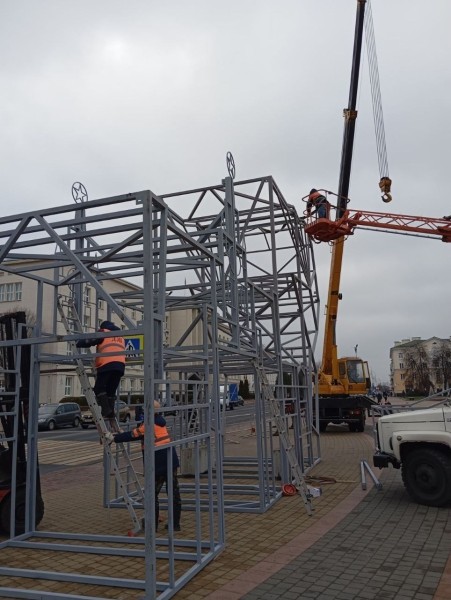 Брест продолжает готовиться к праздникам: на пл. Ленина монтируют грандиозную новогоднюю конструкцию Брест продолжает готовиться к праздникам: на пл. Ленина монтируют грандиозную новогоднюю конструкцию