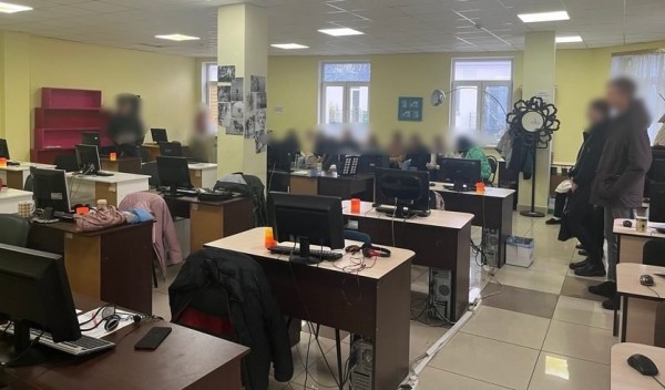 Более 49 тысяч пострадавших. В Пинске накрыли кол-центр, рассылавший посылки с «айфонами» Более 49 тысяч пострадавших. В Пинске накрыли кол-центр, рассылавший посылки с «айфонами»