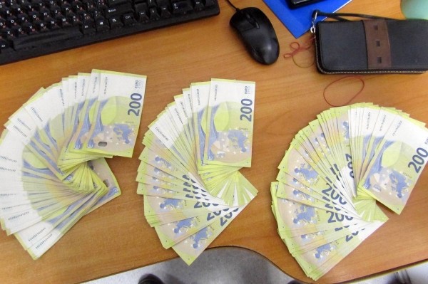 Женщина пыталась на себе провезти через границу в Бресте более 42 тыс. долларов Женщина пыталась на себе провезти через границу в Бресте более 42 тыс. долларов