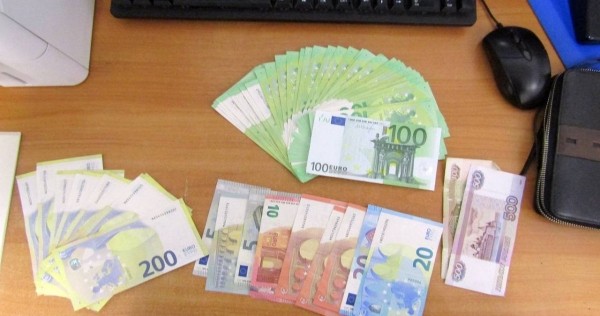 Женщина пыталась на себе провезти через границу в Бресте более 42 тыс. долларов Женщина пыталась на себе провезти через границу в Бресте более 42 тыс. долларов