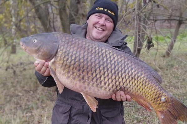 Белорус поймал огромного сазана на 18 килограмм, а затем вытащил такого же толстолобика Белорус поймал огромного сазана на 18 килограмм, а затем вытащил такого же толстолобика