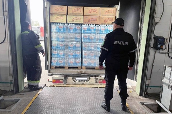 Под коробками с чипсами и водой белорус пытался вывезти 20 тонн груш Под коробками с чипсами и водой белорус пытался вывезти 20 тонн груш