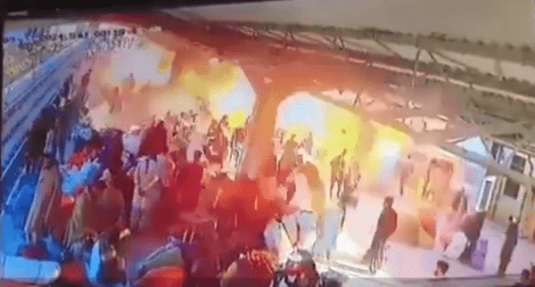 Смертник совершил теракт на вокзале в Пакистане — 24 человека погибли
Смертник совершил теракт на вокзале в Пакистане — 24 человека погибли