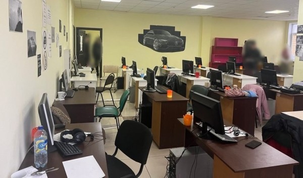 Более 49 тысяч пострадавших. В Пинске накрыли кол-центр, рассылавший посылки с «айфонами» Более 49 тысяч пострадавших. В Пинске накрыли кол-центр, рассылавший посылки с «айфонами»