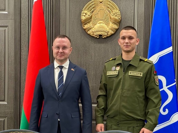 Глава Бреста наградил мужчину, спасшего ребенка Глава Бреста наградил мужчину, спасшего ребенка