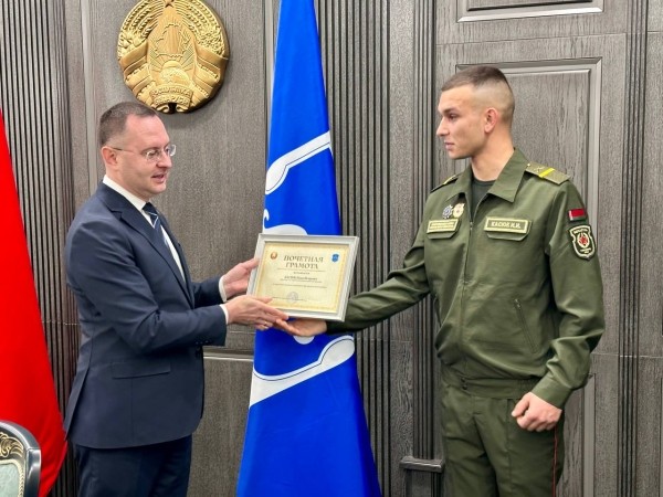 Глава Бреста наградил мужчину, спасшего ребенка Глава Бреста наградил мужчину, спасшего ребенка