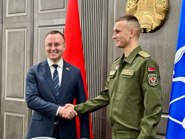 Глава Бреста наградил мужчину, спасшего ребенка Глава Бреста наградил мужчину, спасшего ребенка