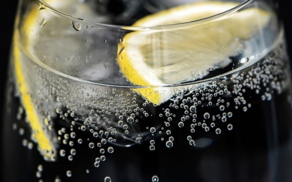 Вода с лимоном: польза или опасность для здоровья? Спросили у эксперта Вода с лимоном: польза или опасность для здоровья? Спросили у эксперта