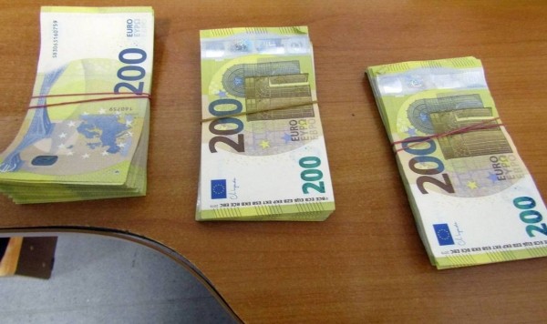 Женщина пыталась на себе провезти через границу в Бресте более 42 тыс. долларов Женщина пыталась на себе провезти через границу в Бресте более 42 тыс. долларов