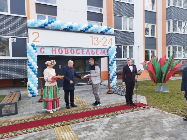 Многоэтажный дом для работников сельского хозяйства построили в Брестском районе Многоэтажный дом для работников сельского хозяйства построили в Брестском районе