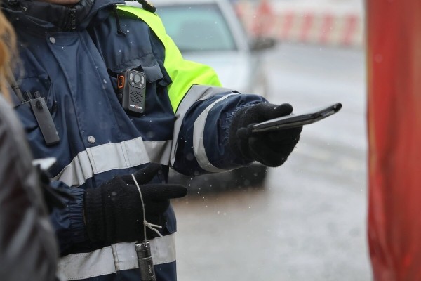 «Дальность полёта — 12 километров». Журналисты подежурили вместе с ГАИ и дроном на дороге