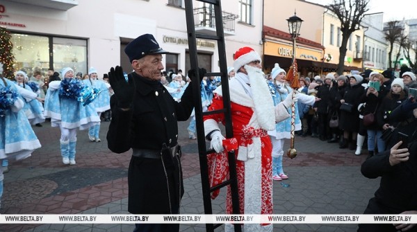 Новогоднее дефиле Деда Мороза и его оркестра зарядило настроением брестчан — смотрите фото и видео Новогоднее дефиле Деда Мороза и его оркестра зарядило настроением брестчан — смотрите фото и видео