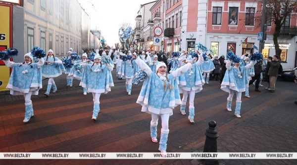 Новогоднее дефиле Деда Мороза и его оркестра зарядило настроением брестчан — смотрите фото и видео Новогоднее дефиле Деда Мороза и его оркестра зарядило настроением брестчан — смотрите фото и видео
