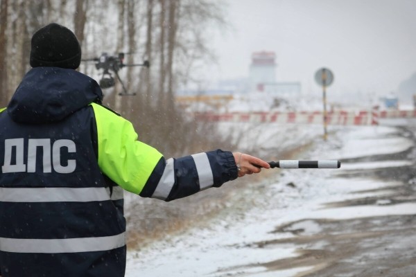 «Дальность полёта — 12 километров». Журналисты подежурили вместе с ГАИ и дроном на дороге