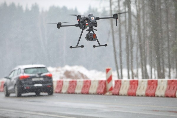 «Дальность полёта — 12 километров». Журналисты подежурили вместе с ГАИ и дроном на дороге