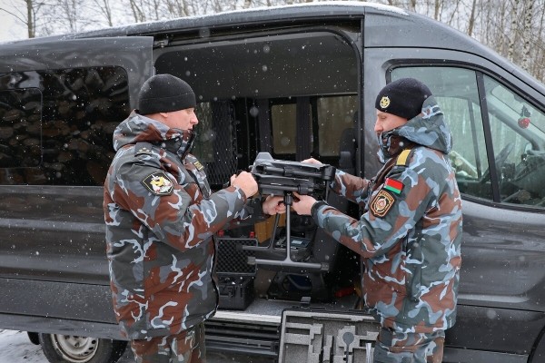 «Дальность полёта — 12 километров». Журналисты подежурили вместе с ГАИ и дроном на дороге