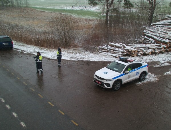 «Дальность полёта — 12 километров». Журналисты подежурили вместе с ГАИ и дроном на дороге