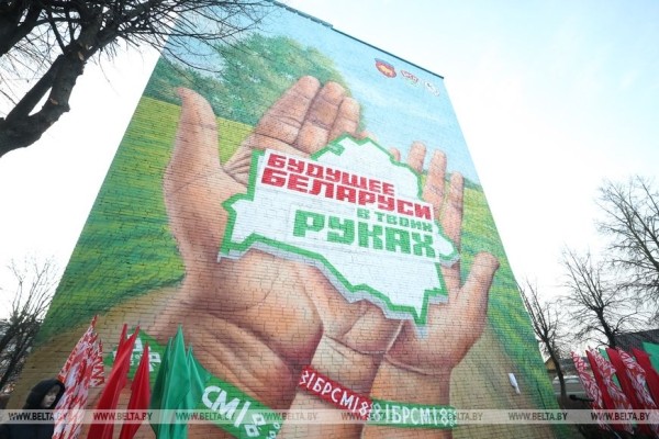 Мурал «Будущее Беларуси в твоих руках» появился в Барановичах Мурал «Будущее Беларуси в твоих руках» появился в Барановичах