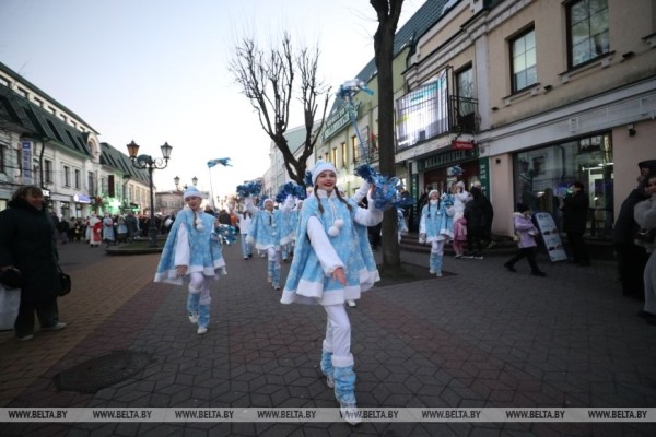 Новогоднее дефиле Деда Мороза и его оркестра зарядило настроением брестчан — смотрите фото и видео Новогоднее дефиле Деда Мороза и его оркестра зарядило настроением брестчан — смотрите фото и видео