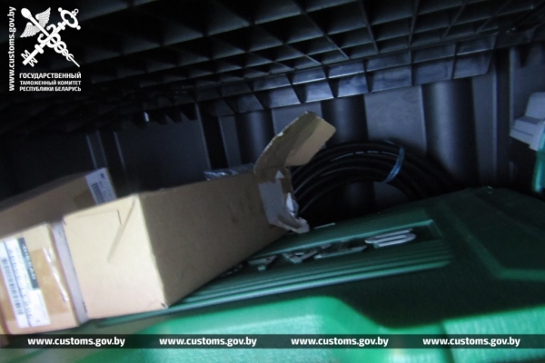 Водитель спрятал айфоны в тайниках грузовика, но на границе в Бресте их обнаружили Водитель спрятал айфоны в тайниках грузовика, но на границе в Бресте их обнаружили