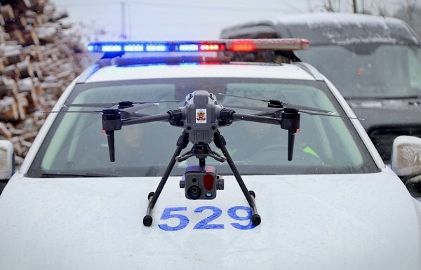 «Дальность полёта — 12 километров». Журналисты подежурили вместе с ГАИ и дроном на дороге
