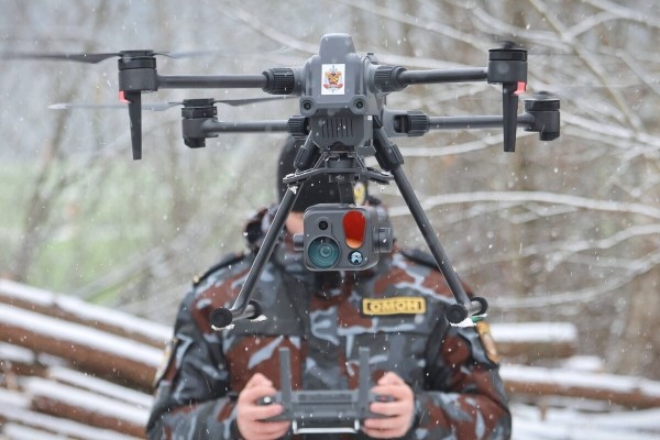 «Дальность полёта — 12 километров». Журналисты подежурили вместе с ГАИ и дроном на дороге