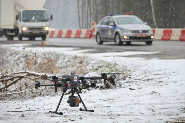 «Дальность полёта — 12 километров». Журналисты подежурили вместе с ГАИ и дроном на дороге