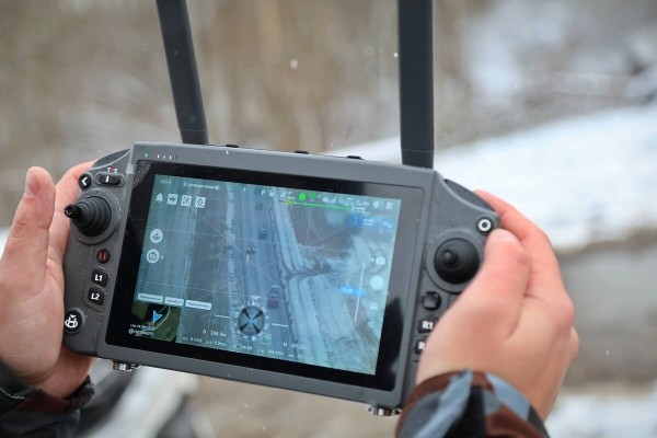 «Дальность полёта — 12 километров». Журналисты подежурили вместе с ГАИ и дроном на дороге