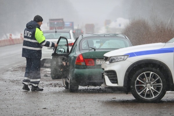 «Дальность полёта — 12 километров». Журналисты подежурили вместе с ГАИ и дроном на дороге