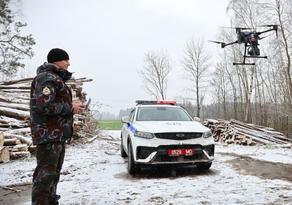 «Дальность полёта — 12 километров». Журналисты подежурили вместе с ГАИ и дроном на дороге