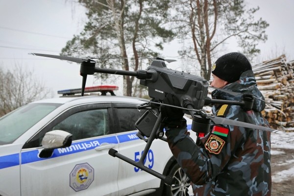 «Дальность полёта — 12 километров». Журналисты подежурили вместе с ГАИ и дроном на дороге