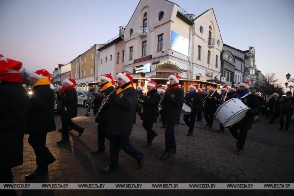 Новогоднее дефиле Деда Мороза и его оркестра зарядило настроением брестчан — смотрите фото и видео Новогоднее дефиле Деда Мороза и его оркестра зарядило настроением брестчан — смотрите фото и видео