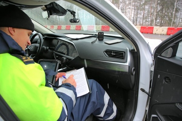 «Дальность полёта — 12 километров». Журналисты подежурили вместе с ГАИ и дроном на дороге