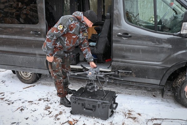 «Дальность полёта — 12 километров». Журналисты подежурили вместе с ГАИ и дроном на дороге