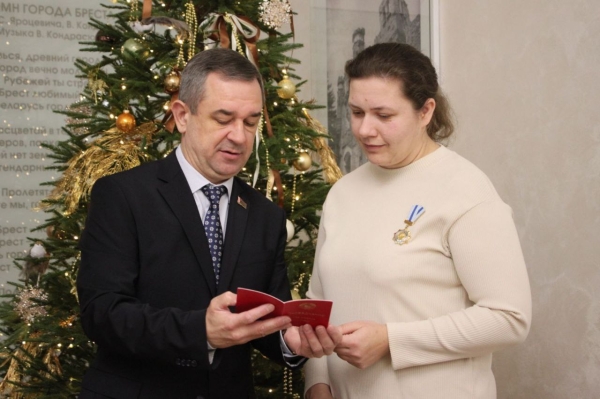 В Ленинском районе г. Бреста вручили орден Матери многодетной матери Светлане Демчук В Ленинском районе г. Бреста вручили орден Матери многодетной матери Светлане Демчук