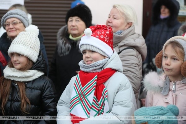 Новогоднее дефиле Деда Мороза и его оркестра зарядило настроением брестчан — смотрите фото и видео Новогоднее дефиле Деда Мороза и его оркестра зарядило настроением брестчан — смотрите фото и видео