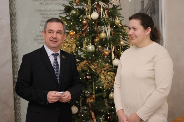 В Ленинском районе г. Бреста вручили орден Матери многодетной матери Светлане Демчук В Ленинском районе г. Бреста вручили орден Матери многодетной матери Светлане Демчук