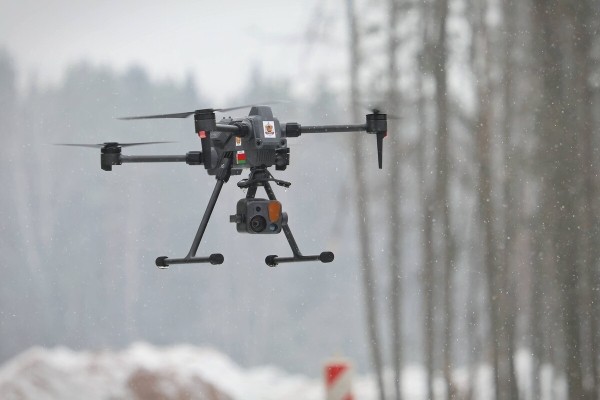 «Дальность полёта — 12 километров». Журналисты подежурили вместе с ГАИ и дроном на дороге